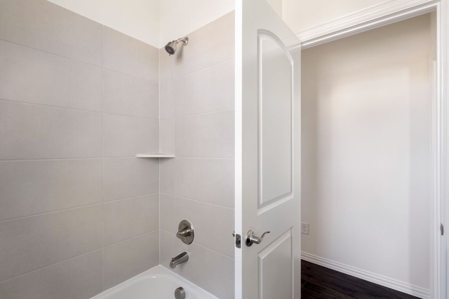 Representative interior finishes for a home built from the Hawthorne by UnionMain Homes in Edgewater, Fate (Image 14).