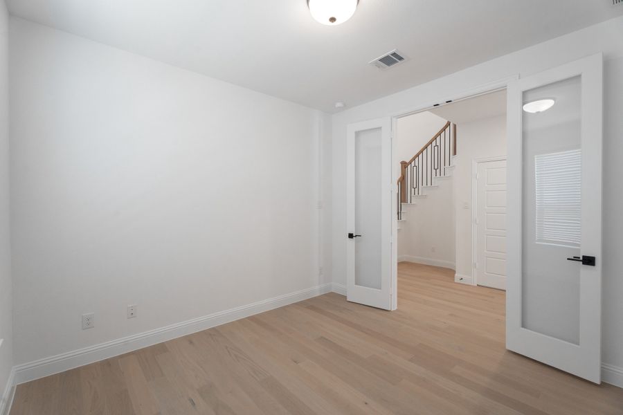 Spacious, unfurnished interior of a new home in Valencia on the Lake, Little Elm (Image 23).