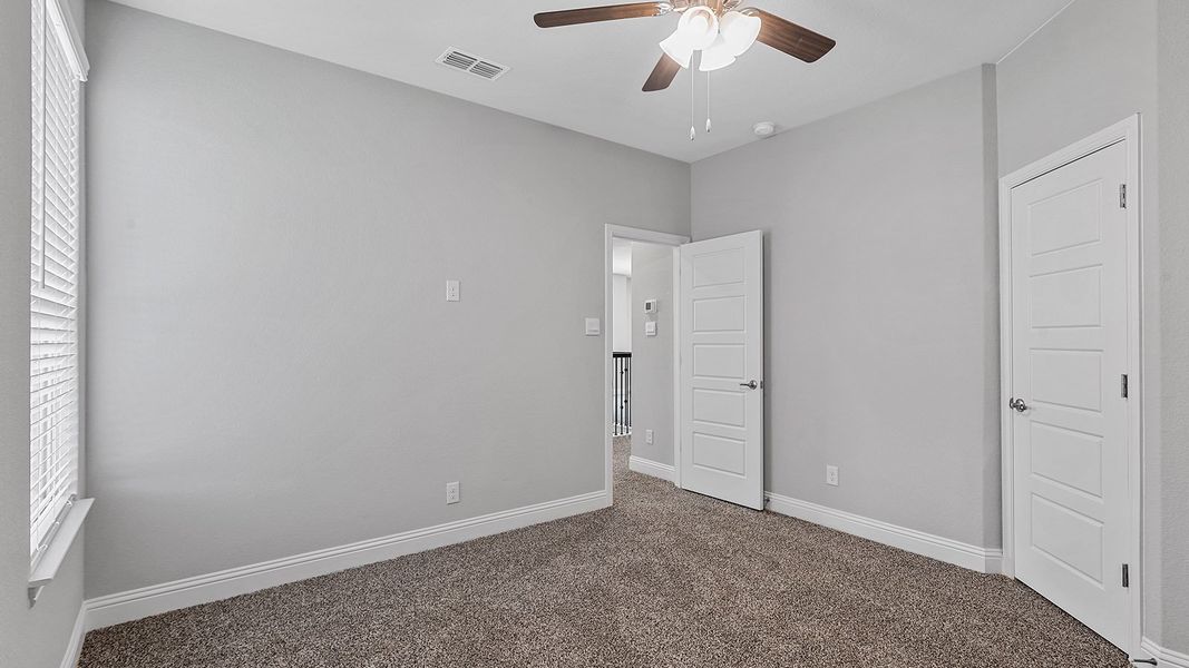 Spacious, unfurnished interior of a new home in Eagle Creek, Denton (Image 34).