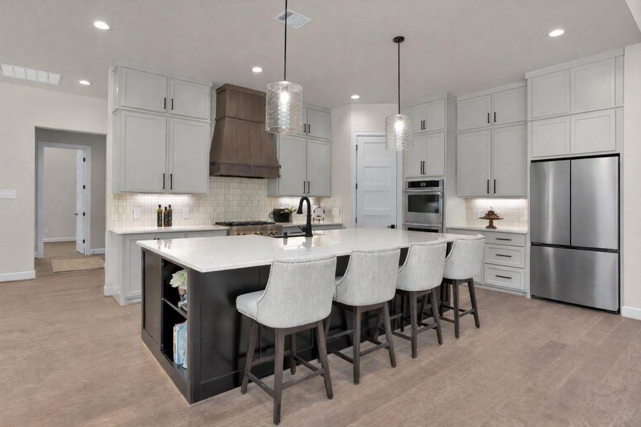 All walls are painted in the soft,neutral Drift of Mist with crispExtra White trim, while thecabinetry—finished in Thimble—pulls together the home’scarefully curated designelements