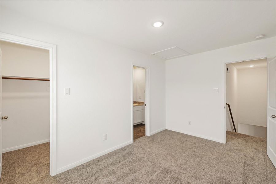 Spacious, unfurnished interior of a new home in Marie Village, Conroe (Image 10).