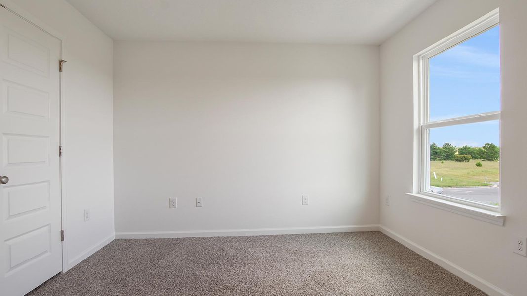 Spacious, unfurnished interior of a new home in Owl's Head East, Freeport (Image 23).