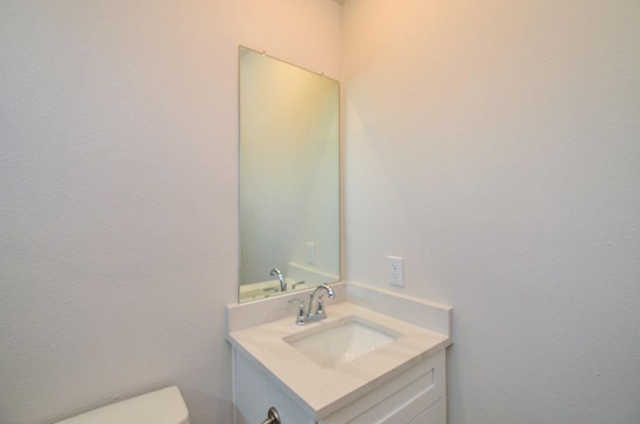 Discover this well-appointed bathroom. Discover this well-appointed bathroom.
