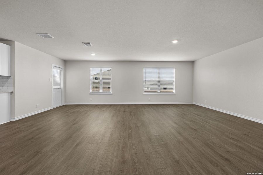Spacious, unfurnished interior of a new home in Stonehill, San Antonio (Image 17).