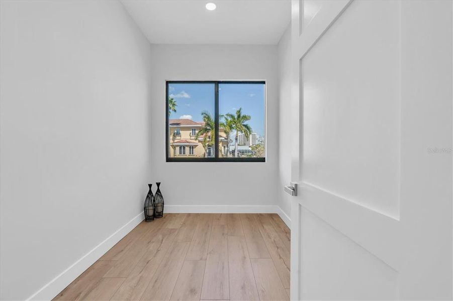 Spacious, unfurnished interior of a new home in , St. Petersburg (Image 21).