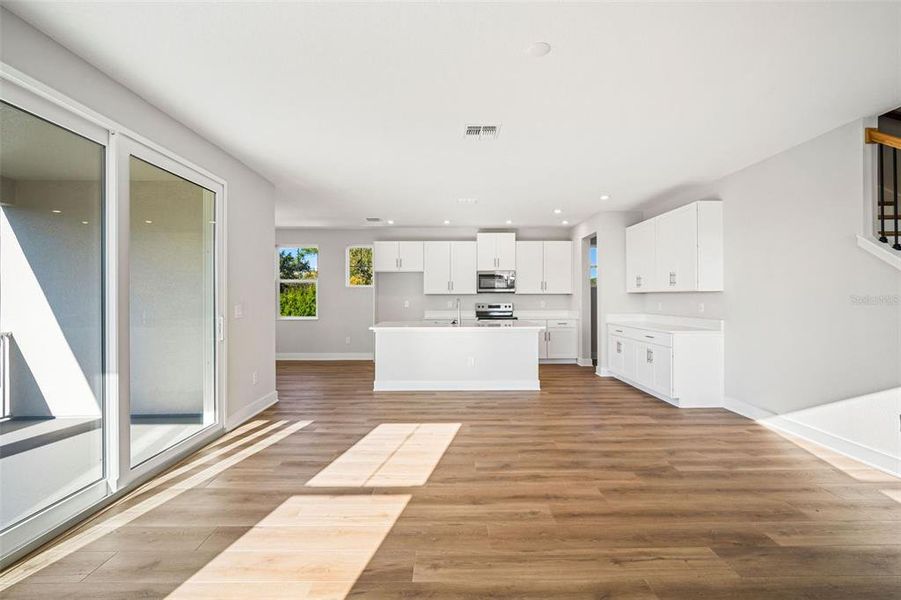 Spacious, unfurnished interior of a new home in , St. Petersburg (Image 37).