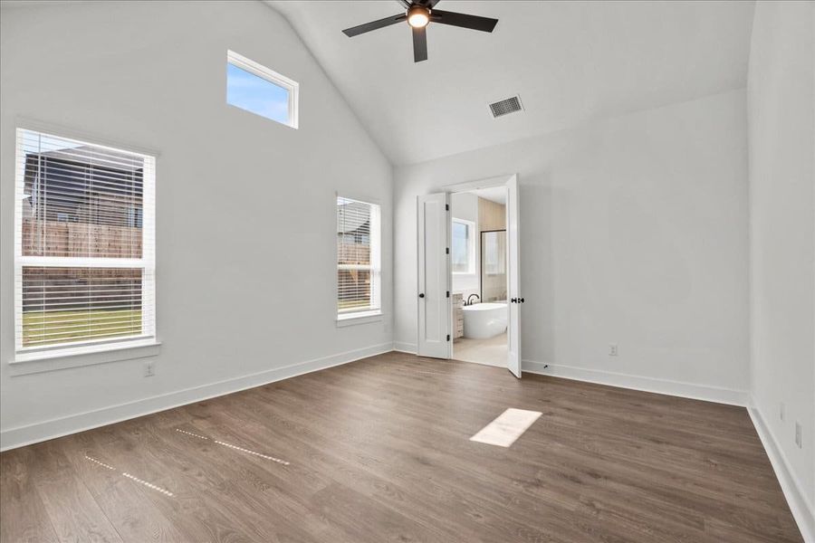 Spacious, unfurnished interior of a new home in Sunfield, Buda (Image 20).
