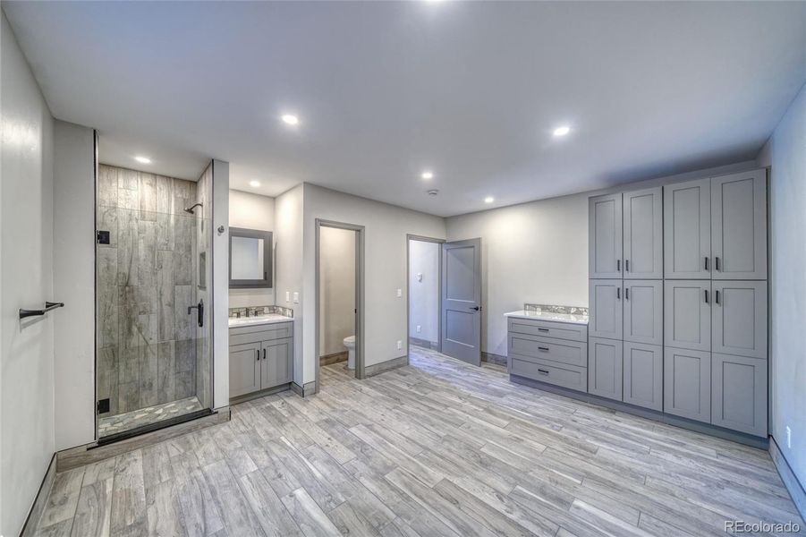 Guest bedroom 2 with ensuite bath