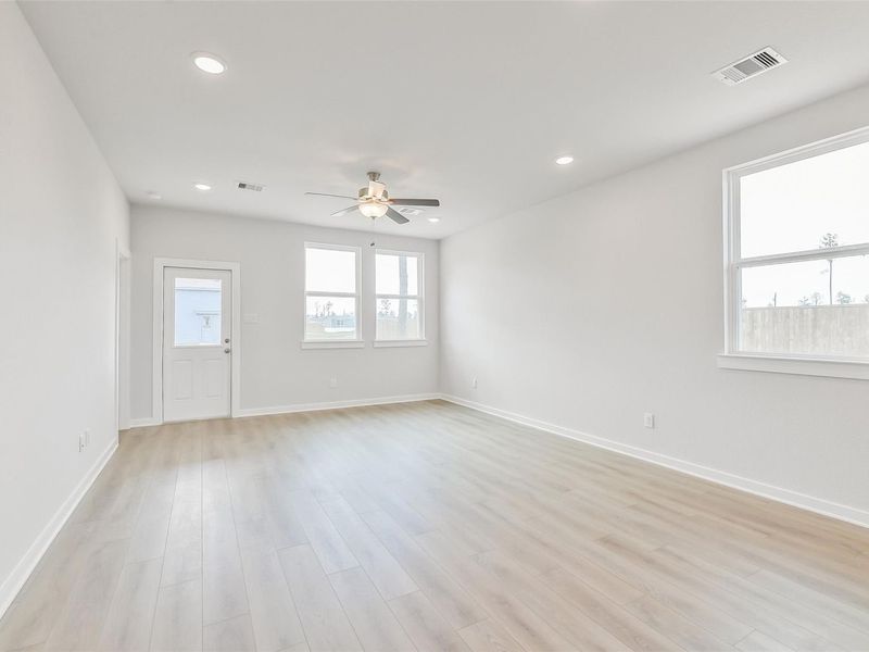 Spacious, unfurnished interior of a new home in Spring Branch Crossing, Conroe (Image 23).