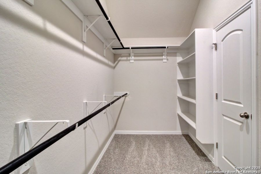 Spacious, unfurnished interior of a new home in Veranda, San Antonio (Image 14).