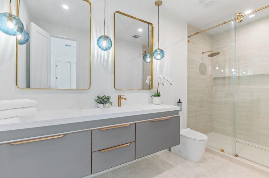 Upstairs En Suite Bathroom 5