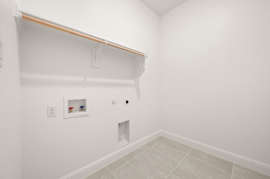 Spacious, unfurnished interior of a new home in Waterford Park, Weatherford (Image 25).