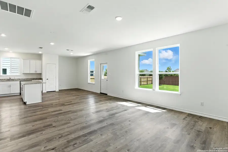 Spacious, unfurnished interior of a new home in Horizon Ridge, San Antonio (Image 14).