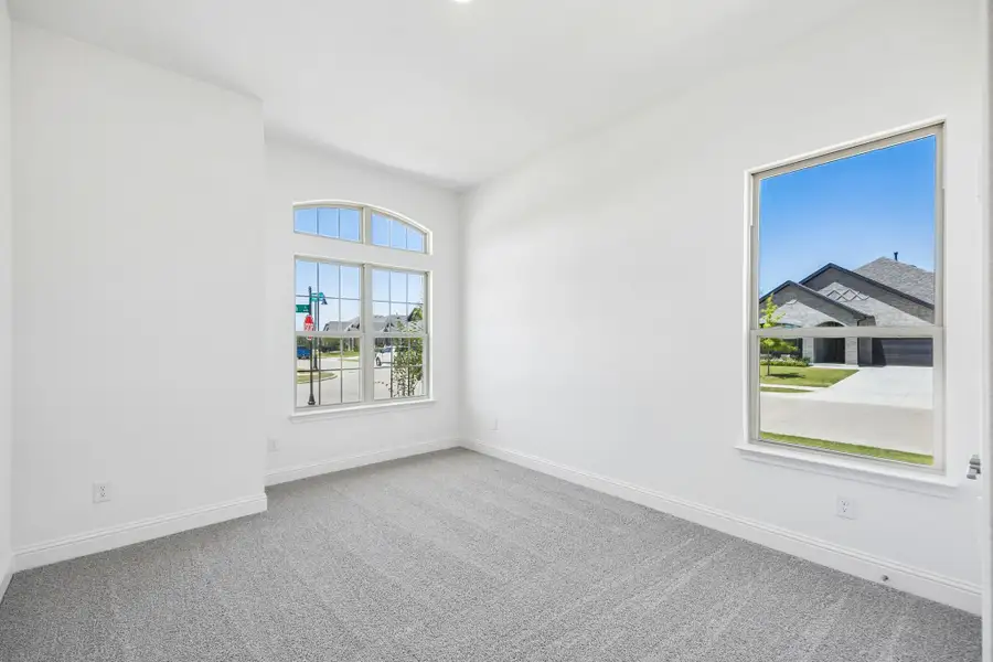 Spacious, unfurnished interior of a new home in Sheppard's Place, Waxahachie (Image 27).