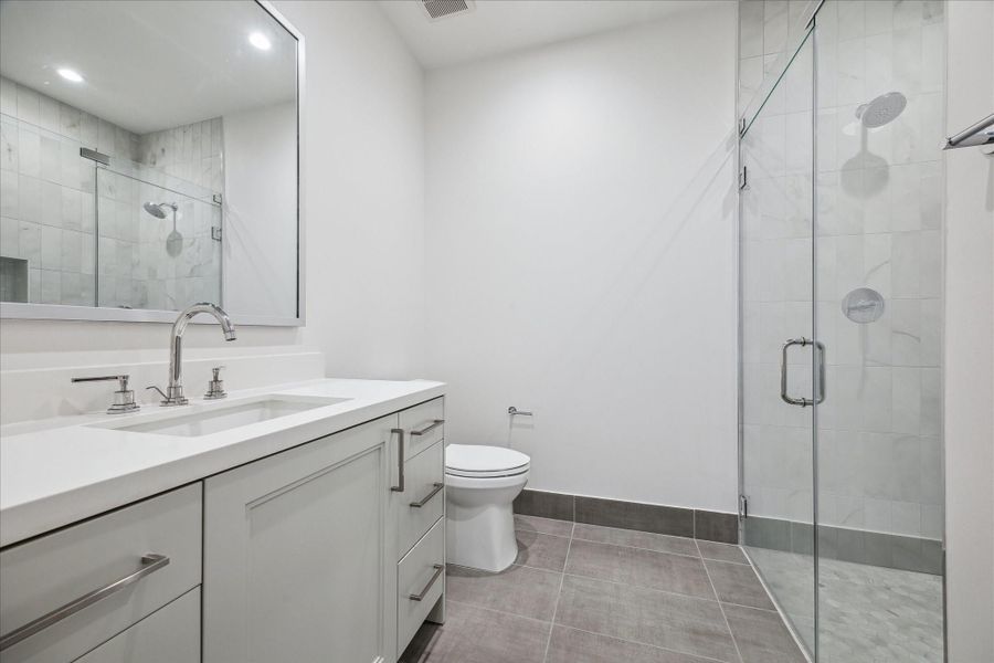 Secondary bathroom with a spacious walk-in shower Secondary bathroom with a spacious walk-in shower