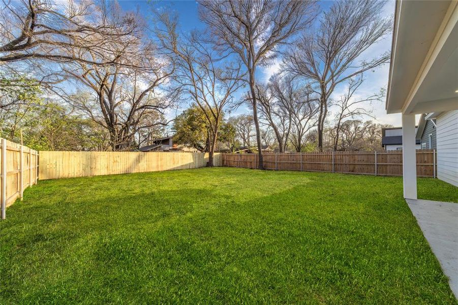 Exterior details and patio area of a home in , Dallas (Image 3).