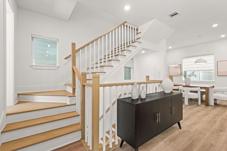 More than a point of transition, the staircase acts as an organizing element within the interior, guiding movement while preserving openness across the living level.