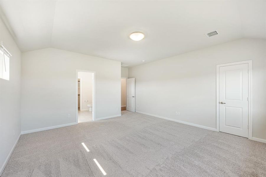 Spacious, unfurnished interior of a new home in Eagle Glen Elements, Alvarado (Image 32).