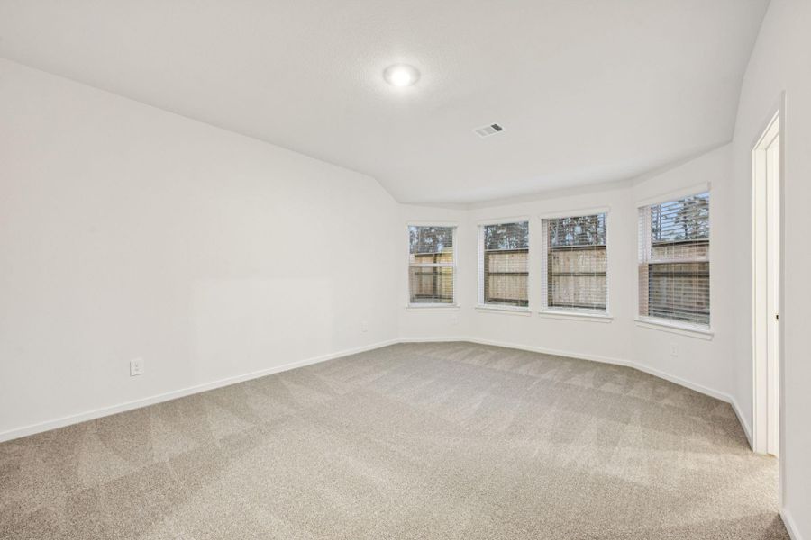 Spacious, unfurnished interior of a new home in , Conroe (Image 25).