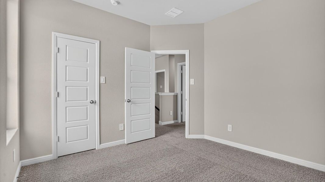 Spacious, unfurnished interior of a new home in Saratoga, Granbury (Image 27).