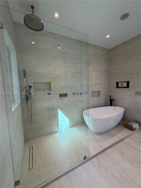 Furnished interior view inside a new home in , Hollywood (Image 39).