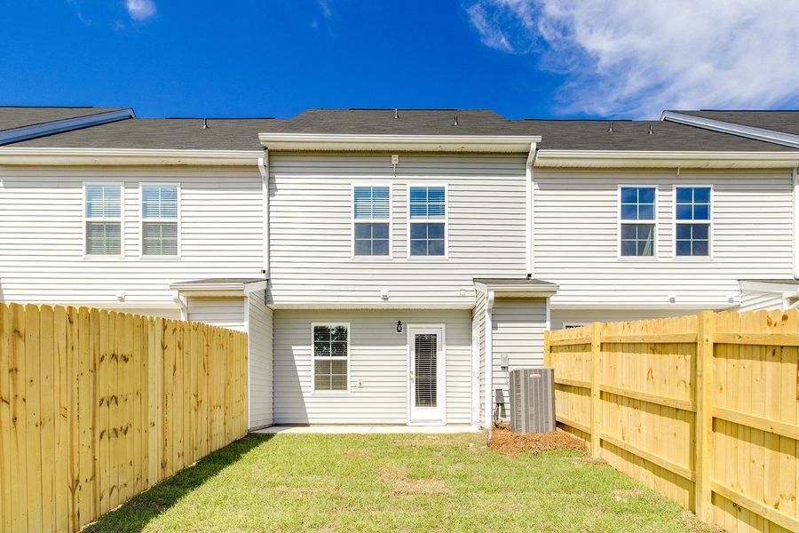 Exterior details and patio area of a home in Astoria, Columbia (Image 19).
