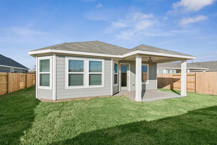 Exterior details and patio area of a home in Ambrose, La Marque (Image 3).