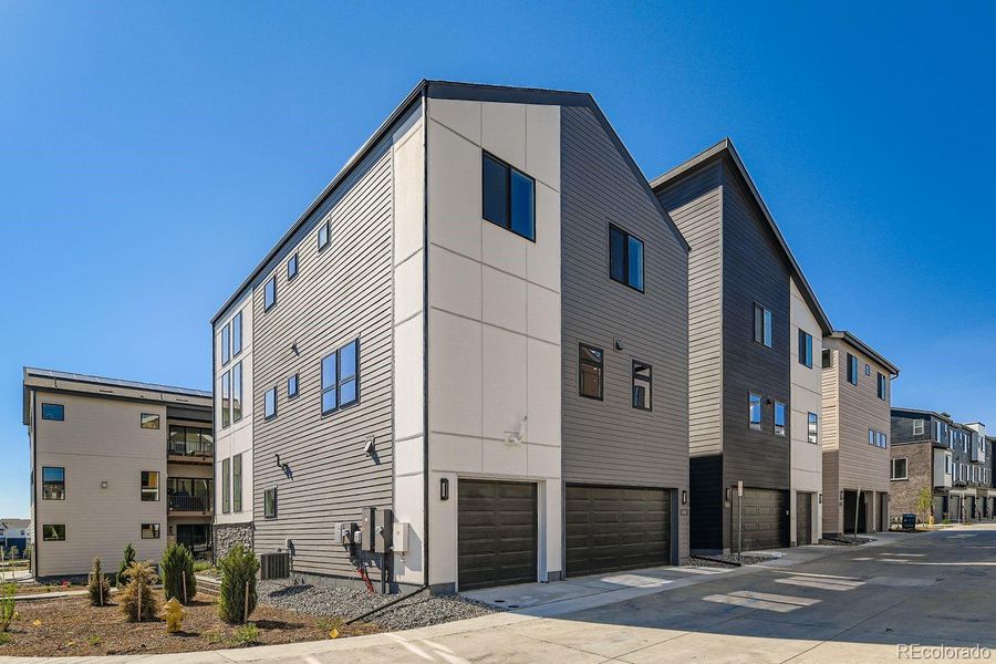 Condo located in Broomfield, CO showcasing its design and architecture (Image 5).