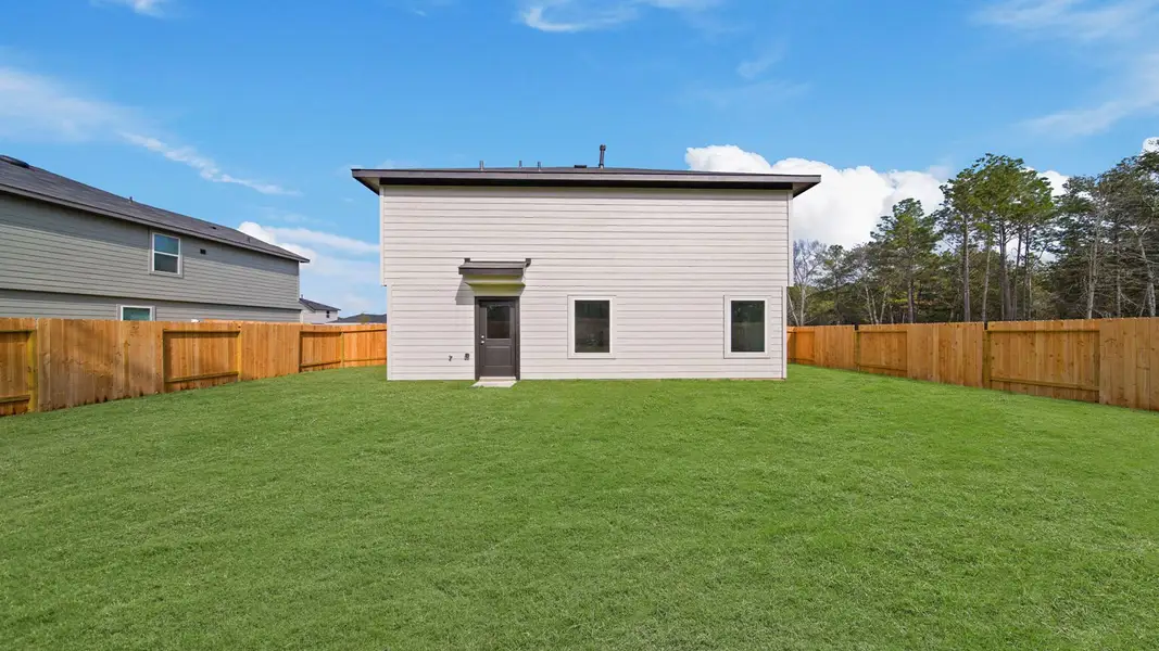 Exterior details and patio area of a home in Silverthorne, Conroe (Image 3).