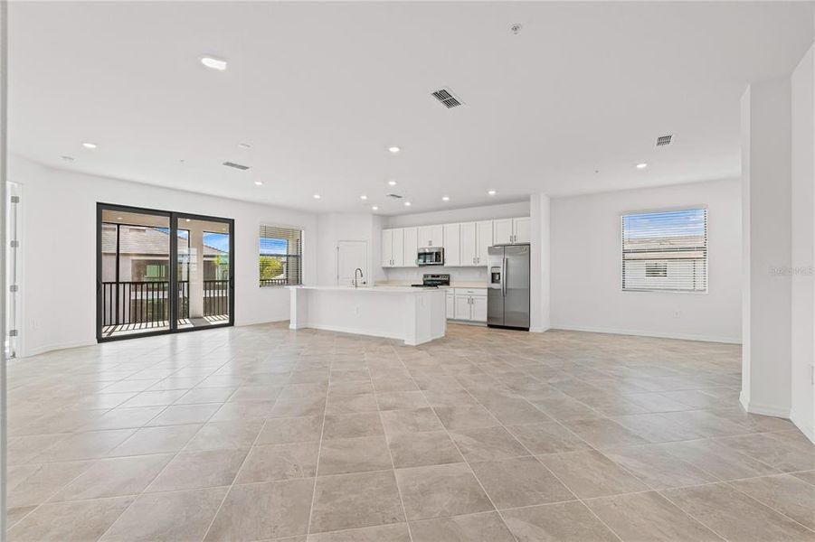 Spacious, unfurnished interior of a new home in Legends Cove, Bradenton (Image 16).