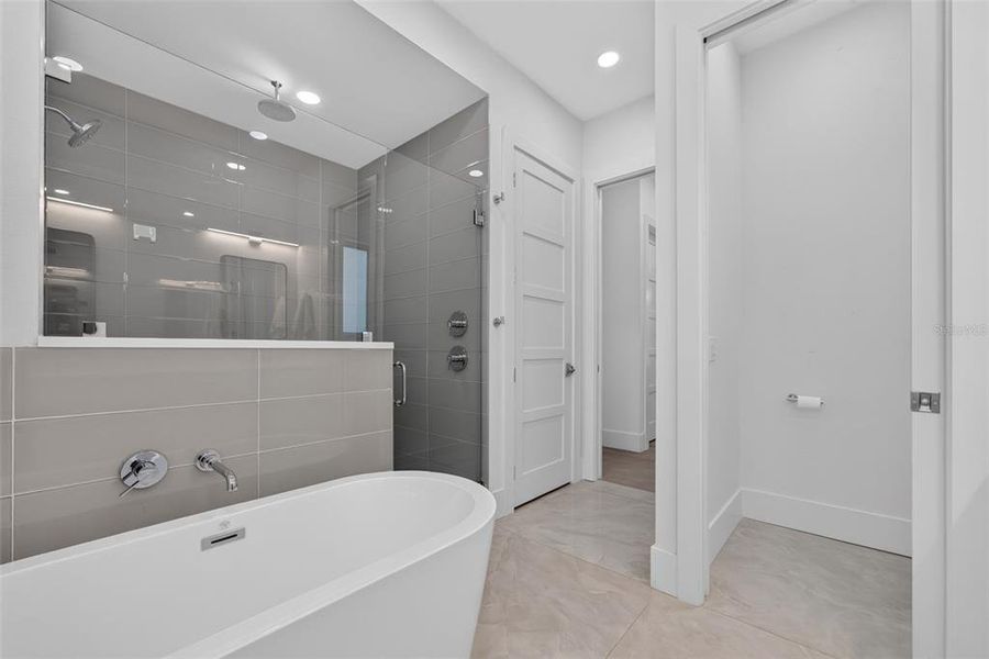 Furnished interior view inside a new home in , Sarasota (Image 64).