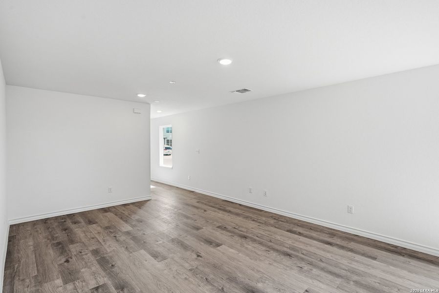 Spacious, unfurnished interior of a new home in Vista Real, Converse (Image 35).