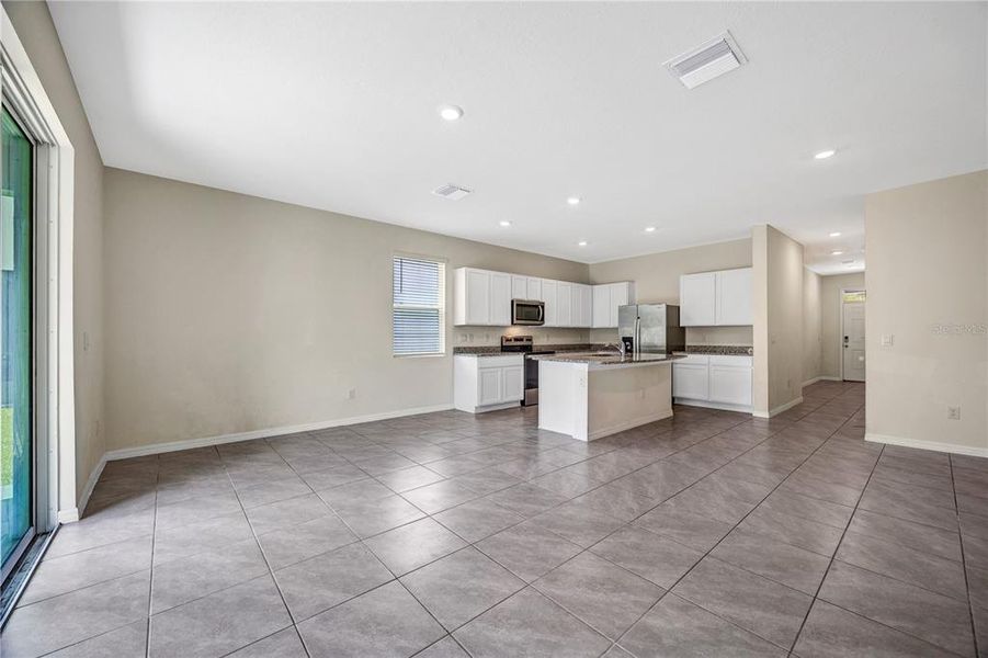 Spacious, unfurnished interior of a new home in , Wesley Chapel (Image 30).