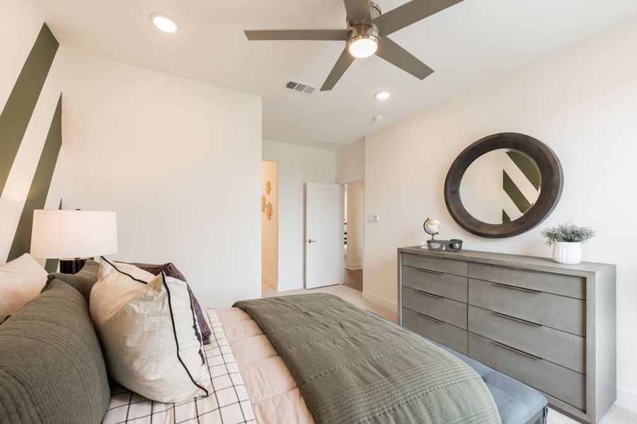 Representative furnished interior of a home built from the Fulbright by Tri Pointe Homes in Sienna 60’, Missouri City (Image 43).