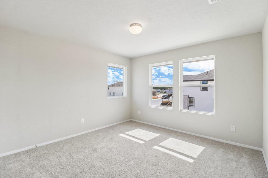 Spacious, unfurnished interior of a new home in Hunters Ranch, San Antonio (Image 19).