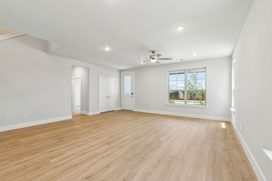 Spacious, unfurnished interior of a new home in Dove Hollow, Waxahachie (Image 17).