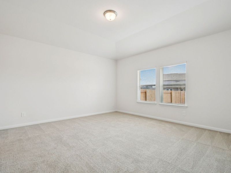 Spacious, unfurnished interior of a new home in Riverbend at Double Eagle - Reserve Collection, Cedar Creek (Image 9).