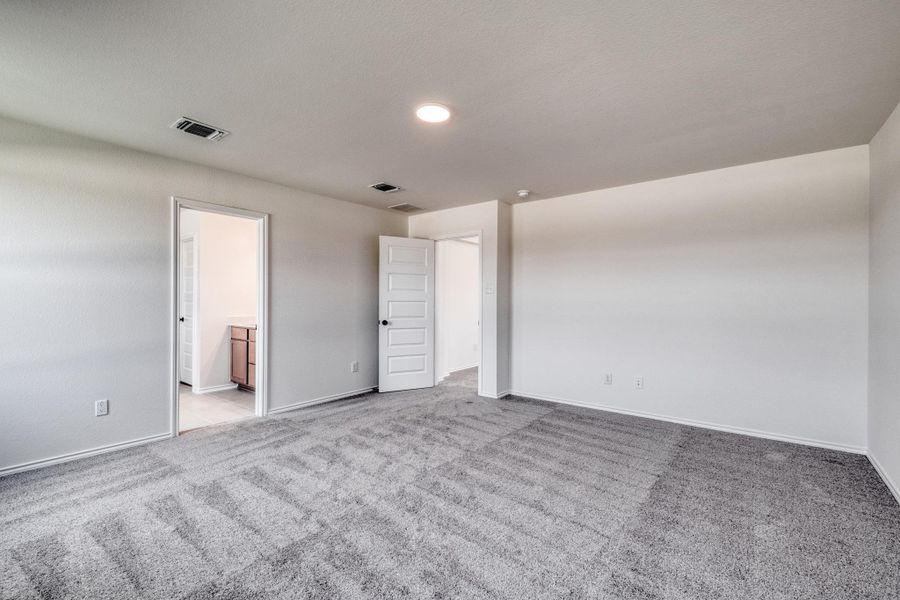Spacious, unfurnished interior of a new home in Overlook Ranch, Georgetown (Image 15).