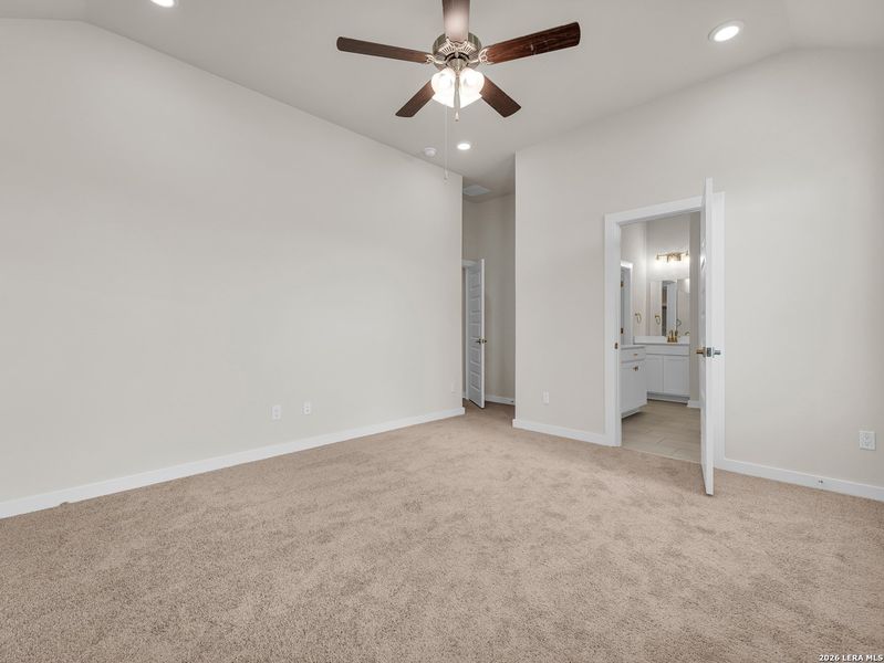 Spacious, unfurnished interior of a new home in Hunter's Ranch, San Antonio (Image 19).