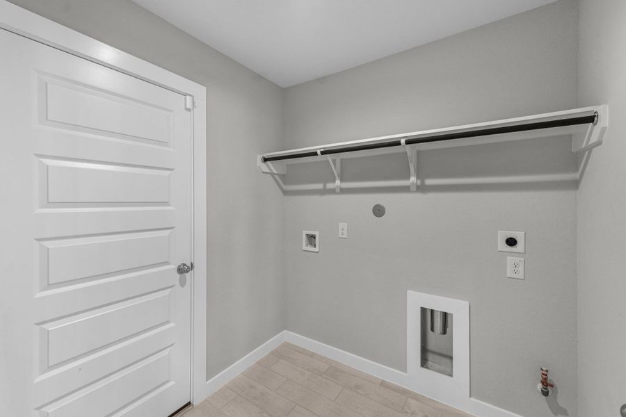 Spacious, unfurnished interior of a new home in Sunterra Lakes, Fulshear (Image 17).