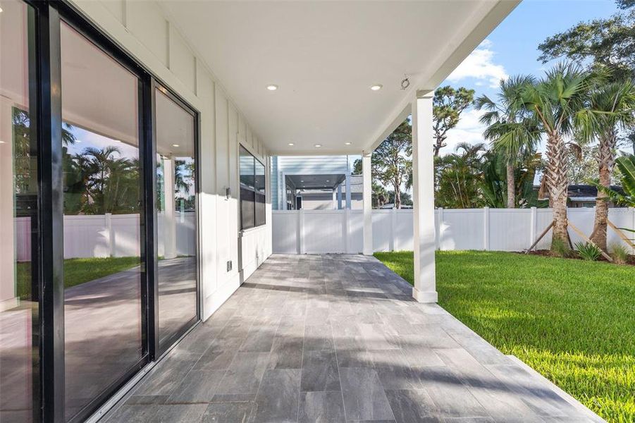 Exterior details and patio area of a home in , St. Petersburg (Image 26).