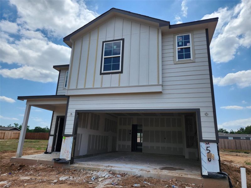 Front exterior of a home in the Sherwood Glen community, located in Conroe, TX (Image 20).