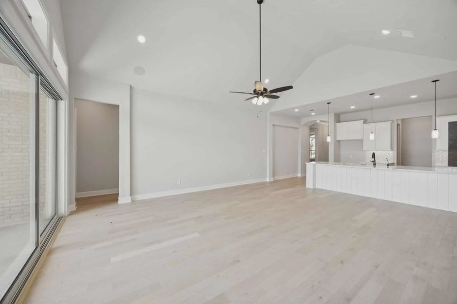 Spacious, unfurnished interior of a new home in Lakeview Heights, Azle (Image 28).