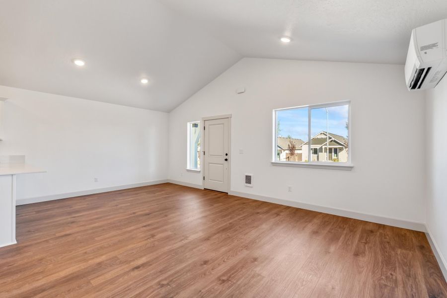 Spacious, unfurnished interior of a new home in Feather Ridge, Redmond (Image 20).