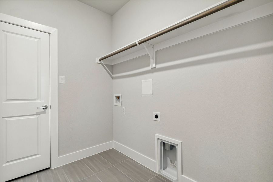 Spacious, unfurnished interior of a new home in Dove Hollow, Waxahachie (Image 25).