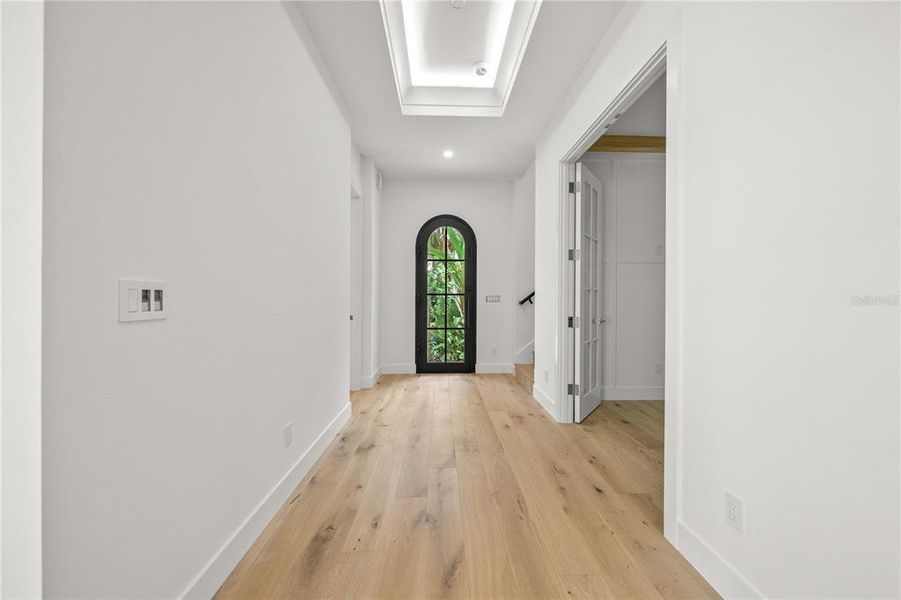 Spacious, unfurnished interior of a new home in , Sarasota (Image 14).