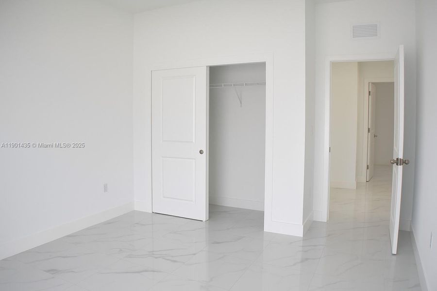 Spacious, unfurnished interior of a new home in , Lehigh Acres (Image 13).