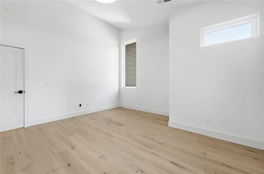Spacious, unfurnished interior of a new home in , Gainesville (Image 33).