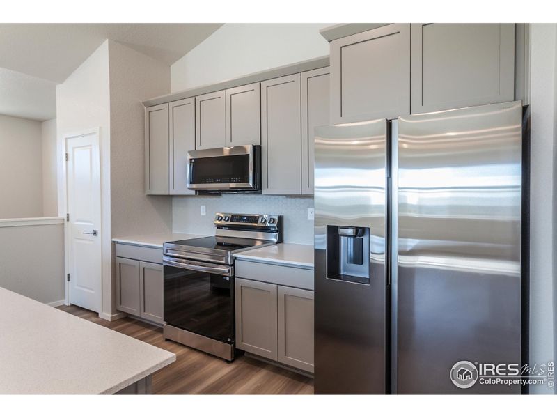 KITCHEN W/ S.S. APPLIANCES