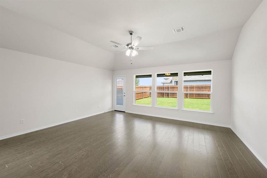 Spacious, unfurnished interior of a new home in Summer Crest, Crowley (Image 25).